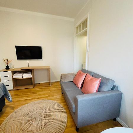 Your Chic Vibrant Airbnb เฮลซิงกิ ภายนอก รูปภาพ