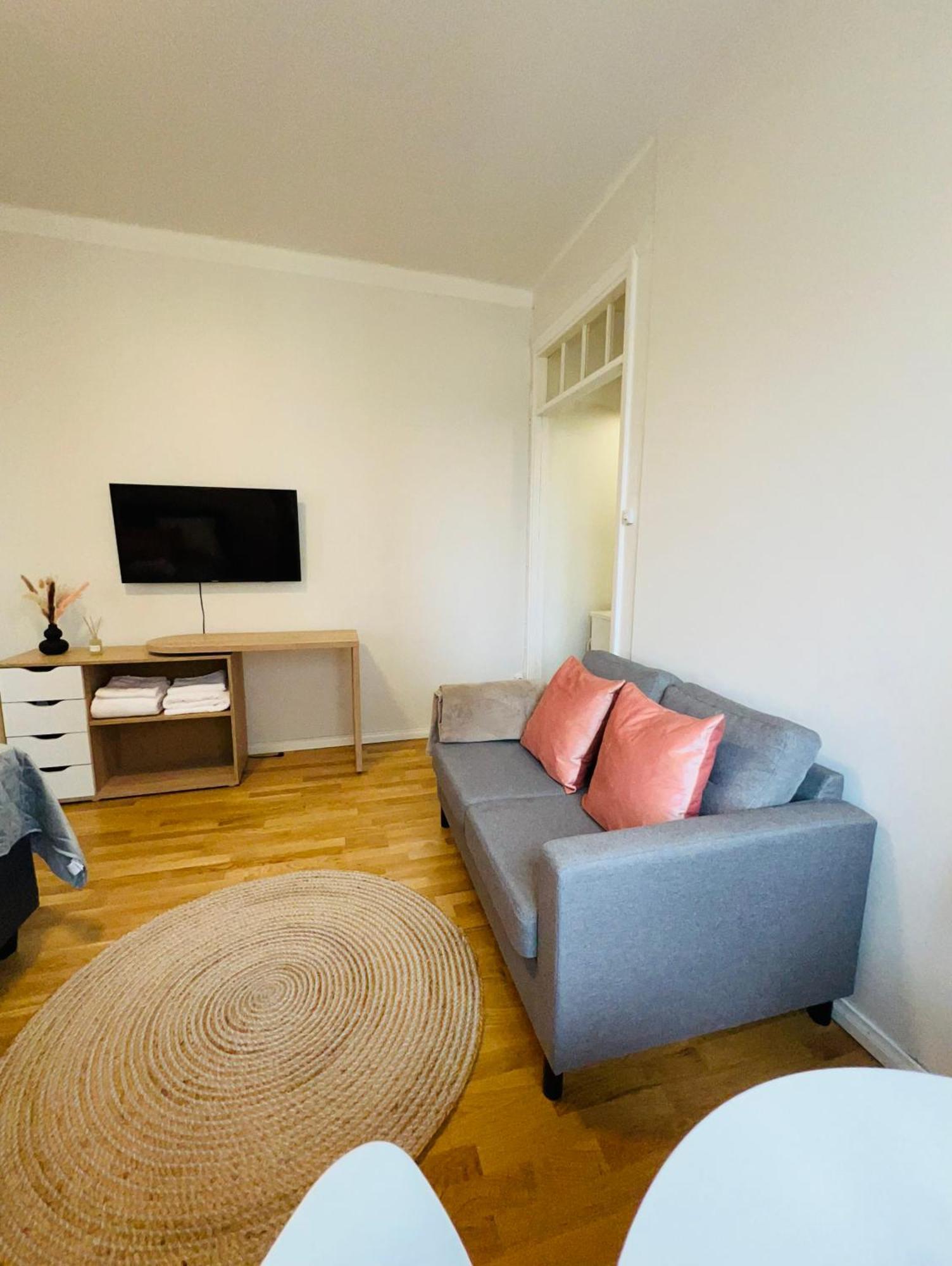 Your Chic Vibrant Airbnb เฮลซิงกิ ภายนอก รูปภาพ